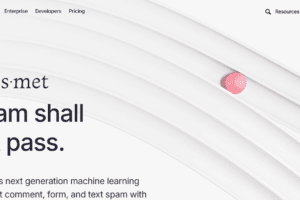 Milioudis Tech - Akismet Anti-Spam 2026 dashboard review showing real-time spam blocking stats, AI semantic analysis logs, and API key configuration.